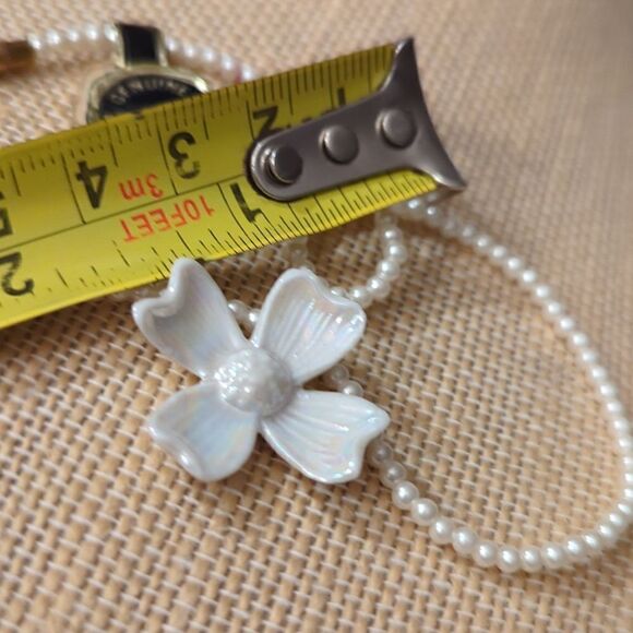 Vintage white beaded‎ necklace with genuine porcelain iridescent flower pendant - Picture 6 of 8